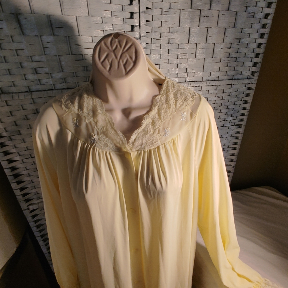 Ladies Light Yellow Dressing Robe Button up Front Lace Embellished Size L USA